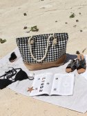 Plážová taška s černobílým kohoutím vzorem